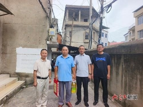 瑞昌市实验小学开展“八一”走访慰问活动