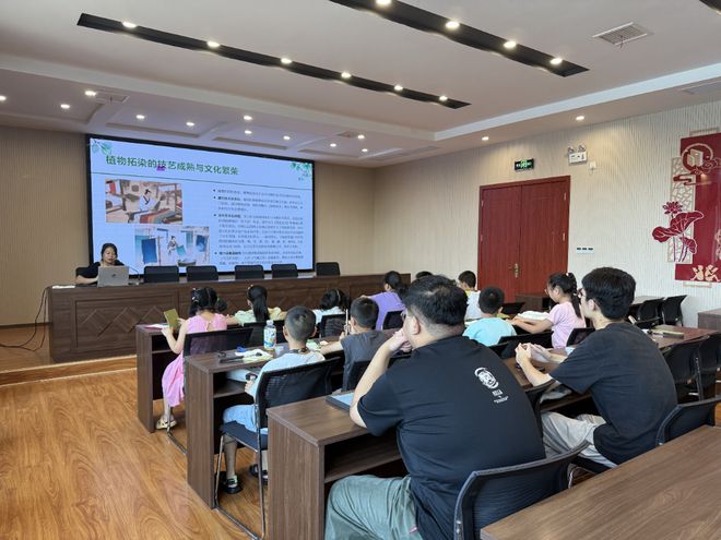 荆门市白庙街道五一桥社区开展“荆楚有印·童心留痕”植物拓印非遗体验活动