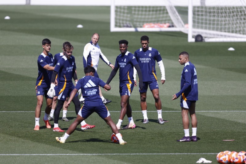 足球——西甲联赛：皇马赛前备战_腾讯新闻